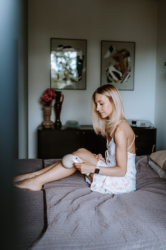 Beautifly B-Skinn ręczny masażer wyszczuplający, używany przez kobietę na udzie, redukuje cellulit.