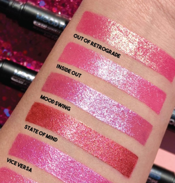 Swatch holograficznego balsamu J.Cat Beauty Mood Flick State Of Mind na przedramieniu, intensywny róż z brokatem.