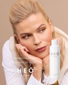 Biały suchy szampon Heö Helsinki Dry Shampoo Light, obok modelka z blond włosami na neutralnym beżowym tle.