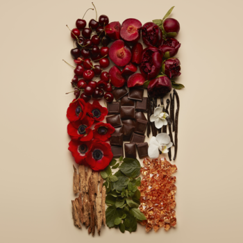 Zestaw Sabrina Carpenter Cherry Baby: flat lay, czerwone wiśnie, mak, róże, czekolada, mięta, drewno, orchidea.