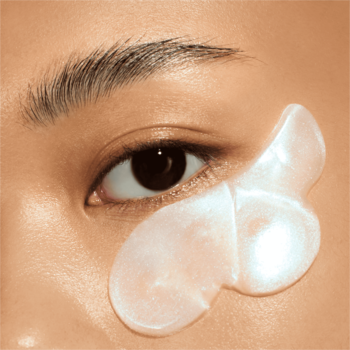 Hydrożelowe płatki Essence Hydro Gel Eye Patches w kształcie chmurek nałożone pod okiem, nawilżające.