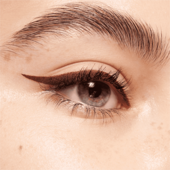 Kocie oko wykonane brązowym eyelinerem żelowym Essence Stay & Play Gel 02 Brown, zbliżenie na oko.
