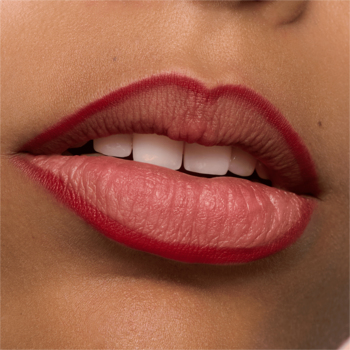Zbliżenie ust z wodoodporną konturówką Essence 8h Matte Comfort Lipliner Cherry On Top o matowym wykończeniu.