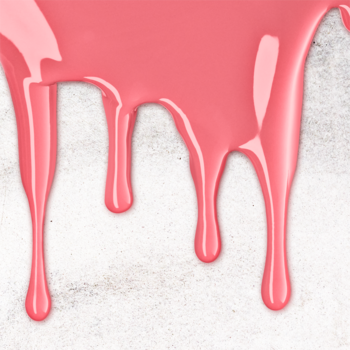 Różowy, błyszczący balsam do ust Catrice Butter Drippin' spływa po jasnym, teksturowanym tle.