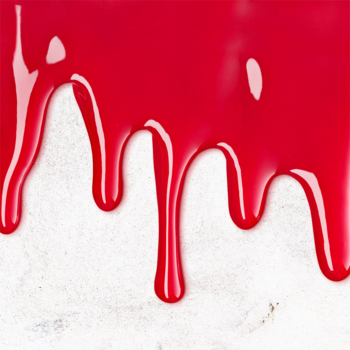 Jasnoczerwona, błyszcząca ciecz spływająca w dół po białym, teksturowanym tle, symbolizująca odcień Cherry Delicious.