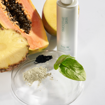 Emulsja do mycia twarzy Say Hi Smoothie Skin, papaja, mango, ananas, glinka na białym tle.
