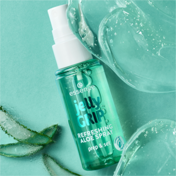 Essence Jelly Grip Refreshing Aloe Spray, turkusowa butelka z białym atomizerem na tle z aloesem i lśniącymi żelowymi kroplami.