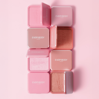 Kilka różowych rozświetlających różów Everybody London w kamieniu, ułożonych pionowo, niektóre otwarte z Rosy Pearl.