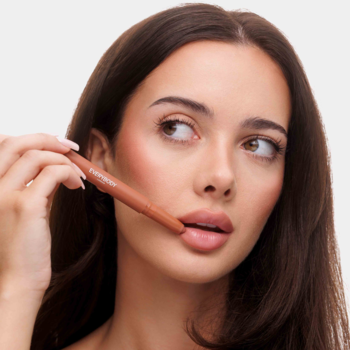 Kobieta z Blending Lip Crayon Soft Caramel Everybody London przy ustach. Automatyczna konturówka i pomadka satynowa.