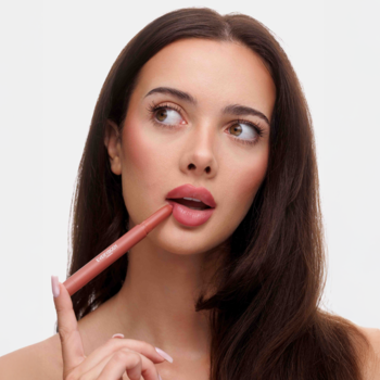 Kobieta z Blending Lip Crayon Everybody London Dusty Pink, konturówka i pomadka w satynowym wykończeniu.