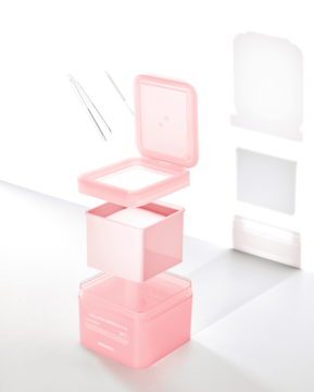 Różowe, transparentne pudełko z nasączonymi kolagenem płatkami w widoku rozłożonym. W tle pęseta.