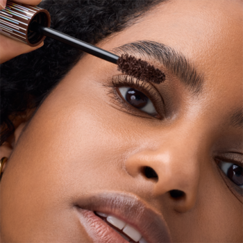 Zbliżenie na brązowy tusz Catrice Hyper Lash Mascara Speedy Brown aplikowany na rzęsy kobiety.