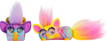 Zestaw dwóch minifigurek Furby: fioletowa siedząca i żółta leżąca z kolorową grzywą i ogonem.