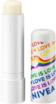 NIVEA nawilżający balsam do ust LOVE IS LOVE, biały sztyft, otwarty, z tęczową nakrętką z tekstem, na białym tle.