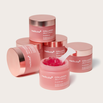 MEDICUBE Collagen Jelly Cream: Stos różowych słoiczków, jeden otwarty z różowym kolagenowym żelem i białą szpatułką.