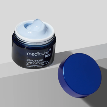 MEDICUBE Zero Pore One Day Cream, krem nawilżający na pory, otwarty granatowy słoik z niebieskim kremem, obok nakrętka.