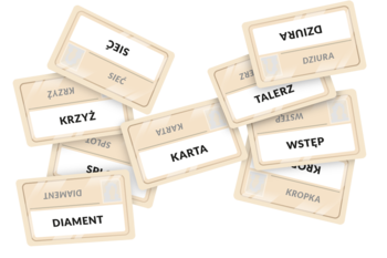 Gra planszowa Tajniacy: zbliżenie na rozsypane beżowe karty z polskimi słowami takimi jak ‘SIEĆ’ i ‘KARTA’.