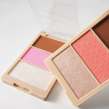 Dwie beżowe palety Everybody London Blush Me Baby, otwarte. Widać rozświetlacz, różowy róż (EVR) i brązowy bronzer.
