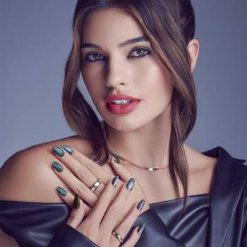 KISS Gel Fantasy Magnetic paznokcie trumienki. Kobieta z zielono-turkusowym magnetycznym manicure.