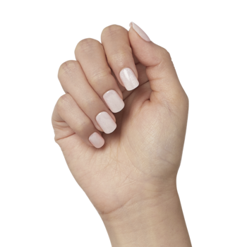 Manicure impress colorFX: dłoń z krótkimi, kwadratowo-zaokrąglonymi paznokciami w białym, welurowym efekcie, widok z przodu.