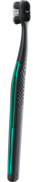 Szczoteczka Colgate Total Whitening Soft, ciemnoszara, z teksturowanym uchwytem i zielonym paskiem, na czarnym tle.