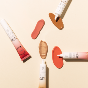Lumene Natural Glow: widok z góry na cztery tubki kremowych różów z wyciśniętymi próbkami w odcieniach beżu, brzoskwini i różu.
