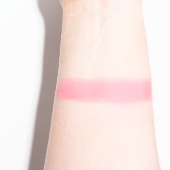 Róż Blush-Mallow 105 Sweet Cloud 9: kremowo-pudrowy różowy swatch na jasnej skórze przedramienia.