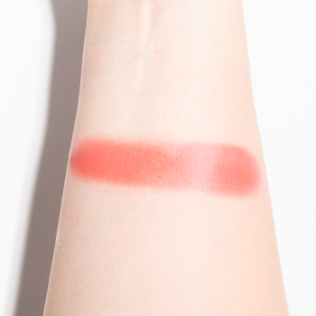 Róż J.CAT BEAUTY Blush-Mallow 108 Honey Me, kremowo-pudrowy koralowy swatch na jasnym przedramieniu.
