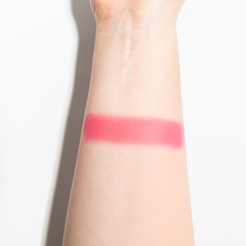 Swatch kremowo-pudrowego różu Blush-Mallow 110 Just Blushing na przedramieniu; intensywny, matowy różowy kolor.