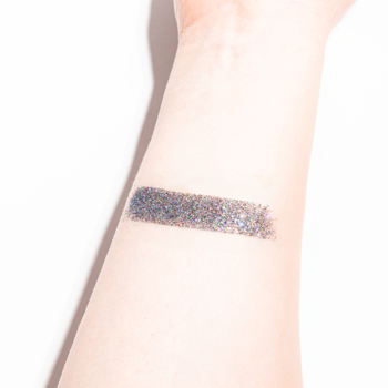 Swatch pigmentu Rockin' The Night! 210 Bondi Black z kosmicznym iskrzącym brokatem na przedramieniu.