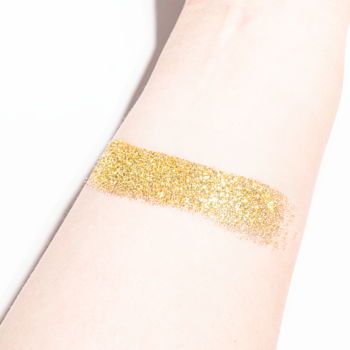 Sypki pigment Rockin' The Night! 211 Amazing Gold, złoty brokat o spektakularnym blasku na przedramieniu.