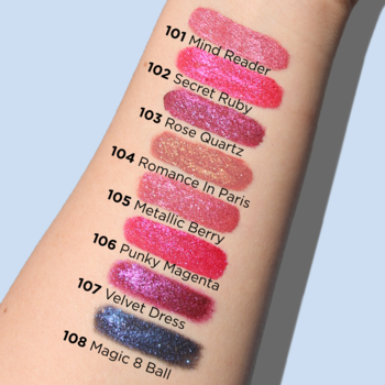 Próbki 8 błyszczących błyszczyków Crystal Burst na ramieniu, od różu do granatu, z numerami i nazwami.