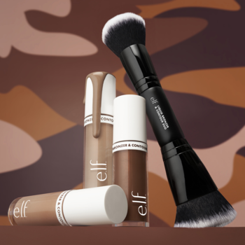 E.l.f. Camo: dwa płynne bronzery (tan, ciemny), konturówka i pędzel, widok z przodu na tle moro.