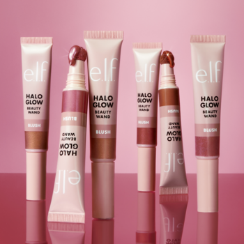 Sześć tubek płynnego różu e.l.f. Halo Glow Beauty Wand z gąbkowymi aplikatorami, niektóre z różem, na różowym tle.