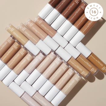 Nawilżające korektory e.l.f. Camo Liquid Concealer w wielu odcieniach, ułożone ukośnie na beżowym tle.