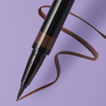 Wodoodporny eyeliner e.l.f. Deep Brown, pióro z filcową końcówką na fioletowym tle, z brązową kreską.