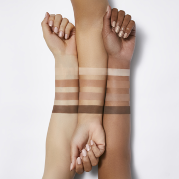 Próbki brązowych odcieni podkładu lub konturu na trzech ramionach o różnej karnacji, na białym tle.