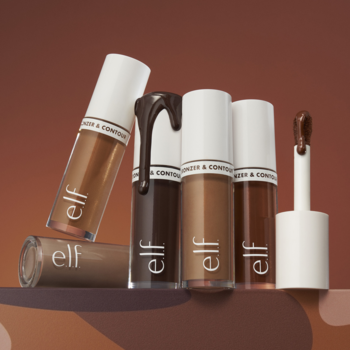Pięć butelek e.l.f. Camo Liquid Bronzer and Contour w różnych brązowych odcieniach, z aplikatorem, na tle gradientu brązu.