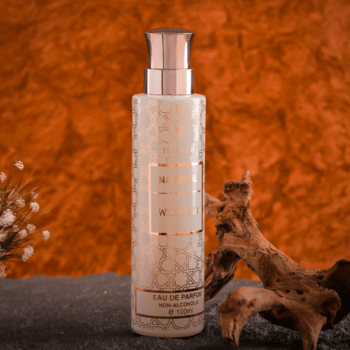 Elegancka butelka perfum Eau de Parfum 100ml, kremowo-złota z delikatnym wzorem, na tle pomarańczowym.