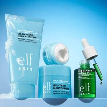 Zestaw e.l.f. SKIN Holy Hydration: niebieski cleanser, słoik kremu i zielony olejek z pipetą, na błękitnym tle.