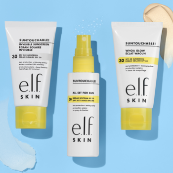 Biała butelka e.l.f. SKIN SUNTouchable! SPF 30 spray utrwalający, obok dwie tubki SPF, na niebieskim tle.