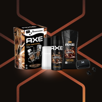 Zestaw prezentowy Axe Dark Temptation: brązowo-czarne opakowanie, dezodorant, żel, woda po goleniu i słuchawki.