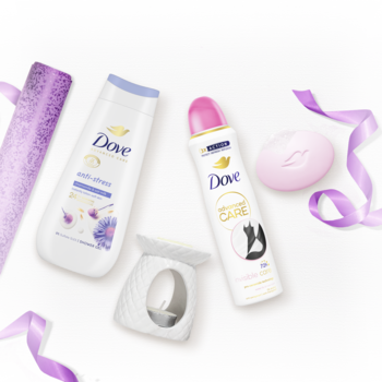 Zestaw Dove Unwind Relaxing Selection: żel, dezodorant, mydło, kominek na wosk na białym tle z fioletowymi wstążkami.