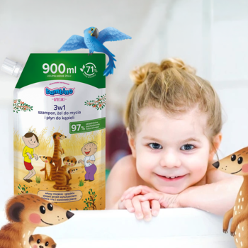 Bambino Dzieciaki 3w1 żel do ciała i włosów zapas 900ml, dziewczynka w wannie, uśmiecha się.