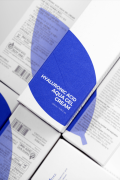 Biało-niebieskie opakowanie Isntree Hyaluronic Acid Aqua Gel Cream, nawilżającego żel-kremu, widok pod kątem.