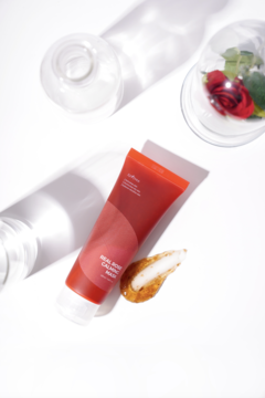 Isntree Real Rose Calming Mask w czerwonej tubce, widok z góry. Obok próbka żelowej maski z widocznymi płatkami róż na białym tle.