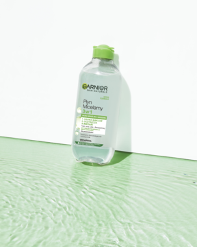Garnier Płyn Micelarny 3w1 do oczyszczania cery normalnej i mieszanej, butelka na zielonej wodzie.