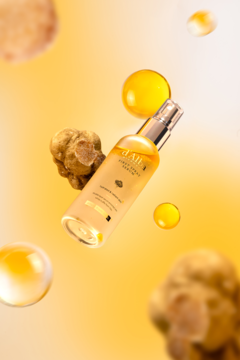 d'Alba White Truffle First Spray Serum, dwufazowa mgiełka-serum w butelce, z truflami i oleistymi kroplami.