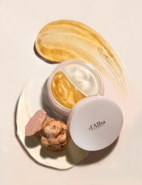 d'Alba White Truffle Double Serum & Cream: otwarty słoiczek 2w1 z białym kremem i złotym serum, obok trufla.