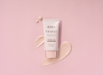 d'Alba White Truffle Tone-Up Sunscreen SPF 50+ rozświetlający, w tubce ze smugami na różowym tle.